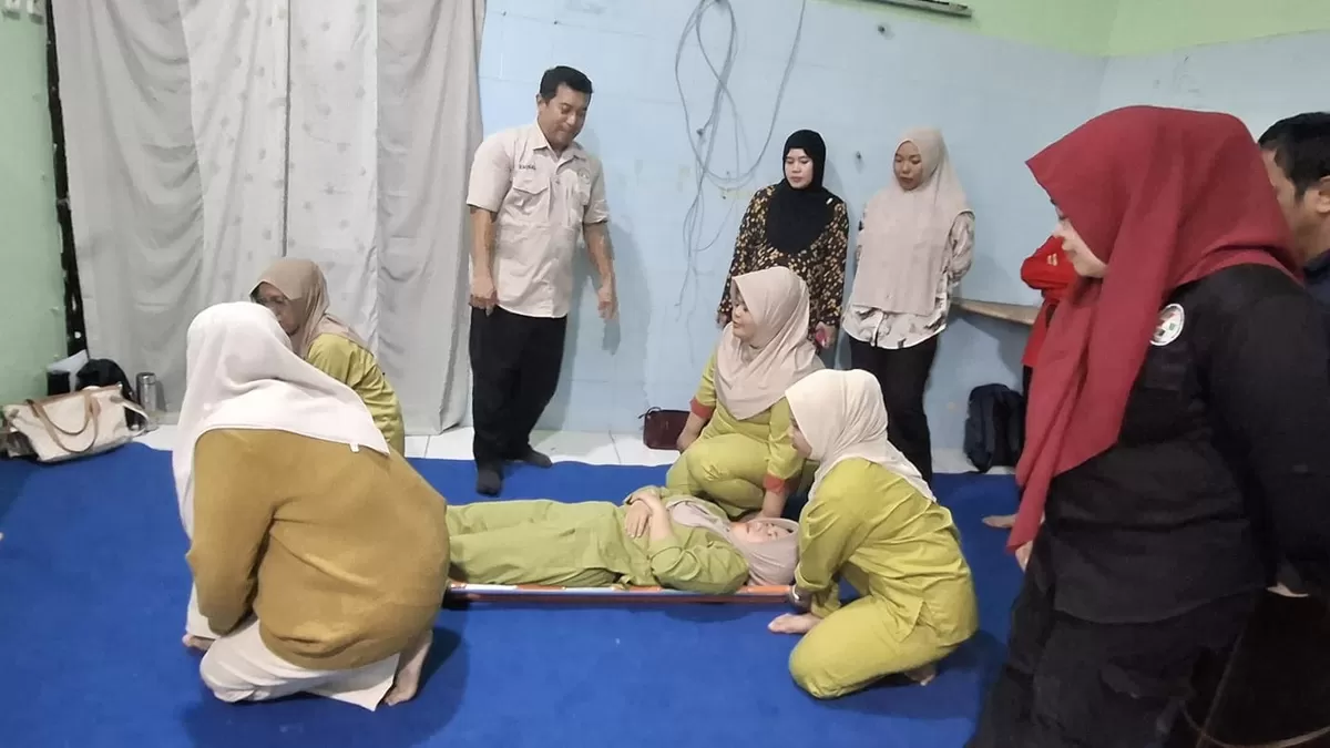 Sebanyak 26 petugas evakuasi RSUD H. Andi Sulthan Dg Radja Bulukumba mengikuti sosialisasi transportasi dan mobilisasi pasien sebagai upaya meningkatkan kompetensi, keselamatan pasien, dan mutu pelayanan rumah sakit.