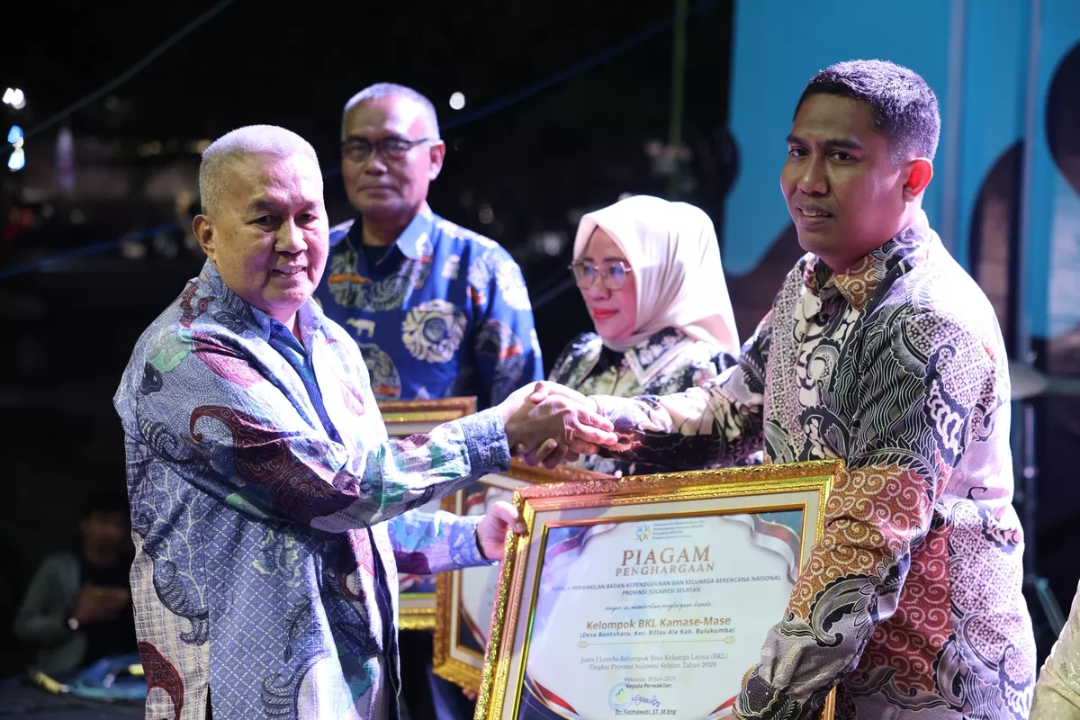 Kabupaten Bulukumba menerima lima penghargaan Program Bangga Kencana pada Peringatan Harganas ke-33 Tingkat Provinsi Sulawesi Selatan 2026 di Kabupaten Wajo.