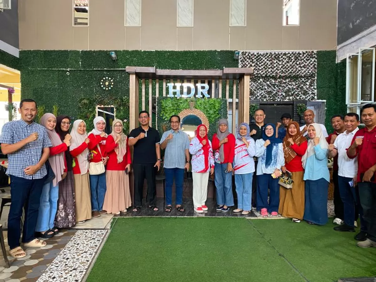 Rektor Universitas Hasanuddin Prof. Jamaluddin Jompa berfoto bersama Pengurus IKA Unhas Bulukumba dan Wakil Bupati Bulukumba usai pertemuan silaturahmi di Bulukumba, Minggu (19/7/2026).