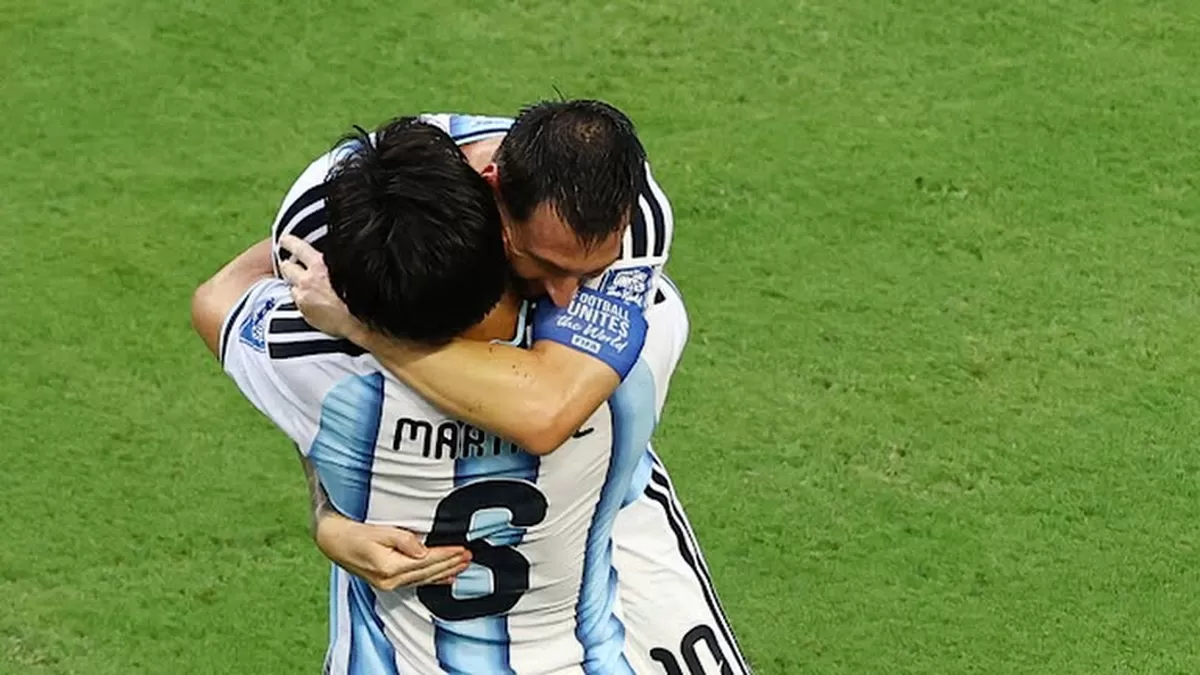 Lionel Messi menjadi sorotan setelah Argentina menang dramatis 3-2 atas Tanjung Verde di babak 32 besar Piala Dunia 2026. Meski membawa timnya lolos ke 16 besar, performa sang kapten memicu beragam kritik dan satire dari publik sepak bola.