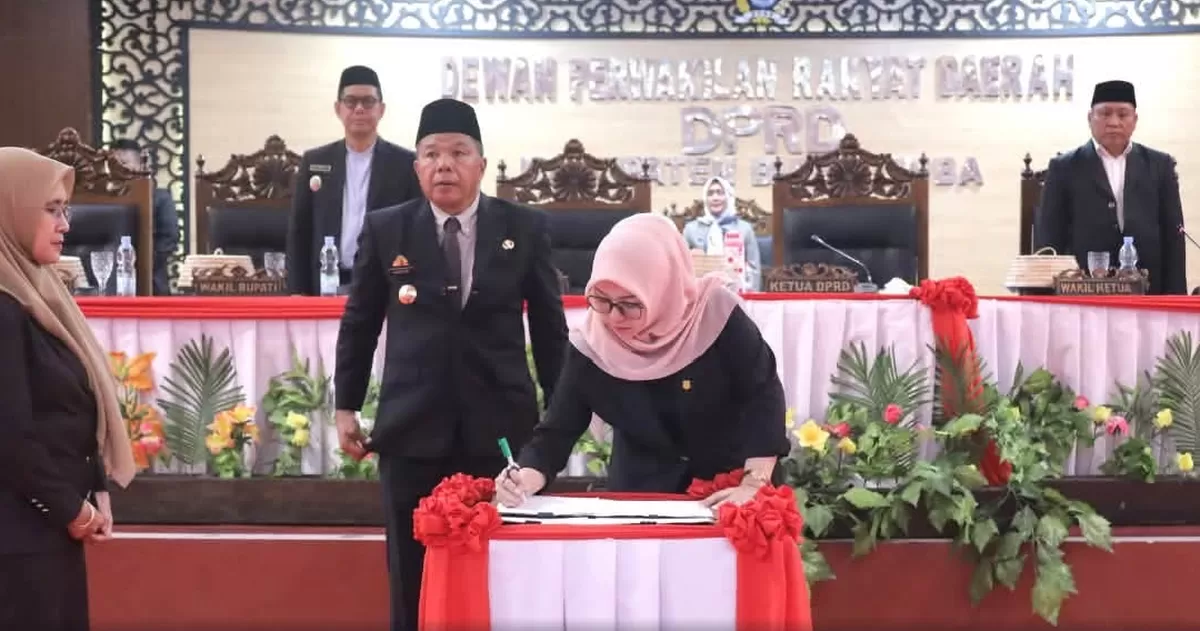 Ketua DPRD Bulukumba Umy Asyiatun Khadijah dan Bupati Andi Muchtar Ali Yusuf menandatangani persetujuan bersama Ranperda Pertanggungjawaban Pelaksanaan APBD Tahun Anggaran 2025 sekaligus penyerahan Rancangan KUA-PPAS APBD Tahun 2027 pada Rapat Paripurna DPRD Bulukumba, Jumat (31/7/2026).