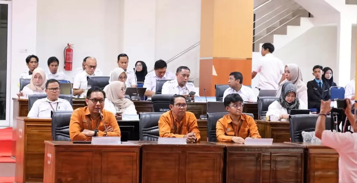 Banggar DPRD Bulukumba melanjutkan pembahasan KUA APBD 2027 bersama TAPD dengan menghadirkan BPS Kabupaten Bulukumba serta sejumlah OPD pengelola PAD untuk memperkuat proyeksi pendapatan daerah.