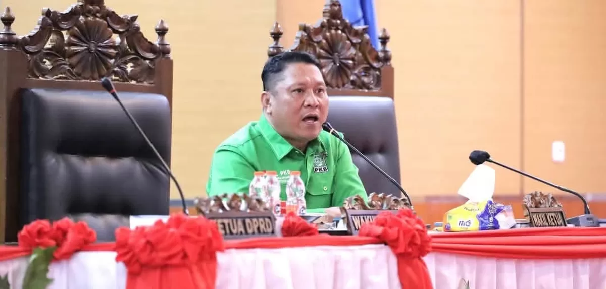 Wakil Ketua I DPRD Kabupaten Bulukumba, Fahidin HDK, memimpin rapat Badan Musyawarah (Bamus) yang membahas perubahan jadwal agenda kegiatan DPRD Kabupaten Bulukumba di Ruang Rapat Paripurna, Kamis (6/8/2026). 