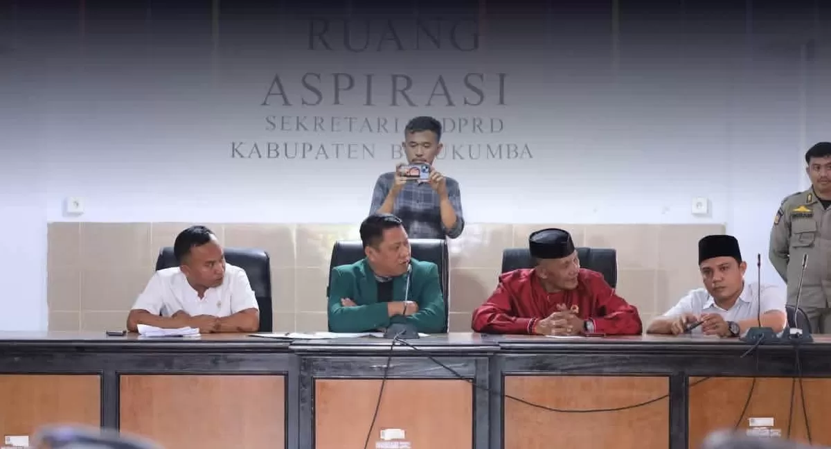Wakil Ketua I DPRD Bulukumba Fahidin HDK bersama anggota DPRD menerima aspirasi Aliansi Aktivis Bulukumba yang menyampaikan tuntutan terkait status HGU PT Lonsum dan pemanfaatan lahan bagi masyarakat.