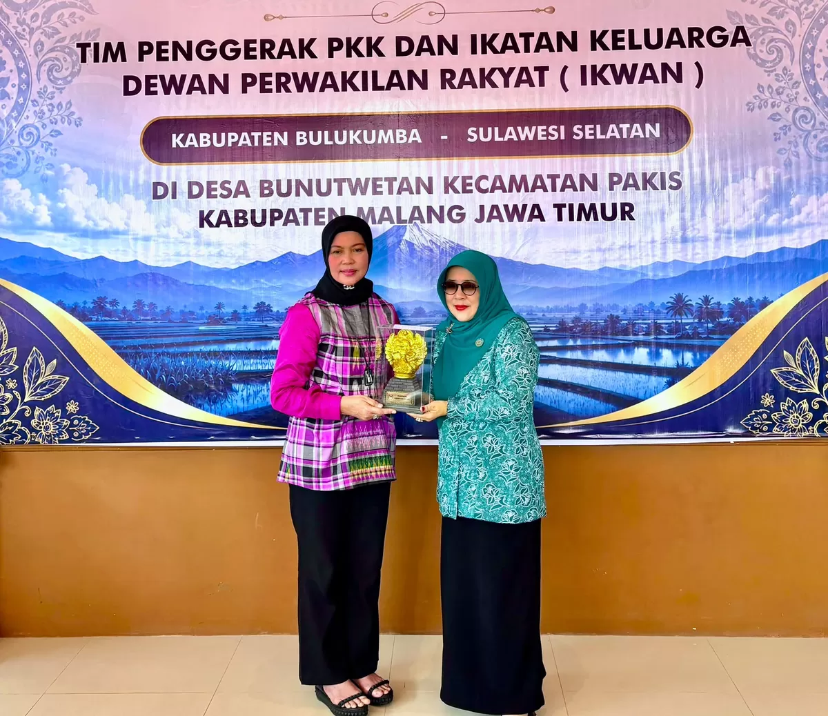 Ketua TP PKK Kabupaten Bulukumba Andi Herfida Muchtar bersama Ketua TP PKK Kabupaten Malang Hj. Anis Zaidah.