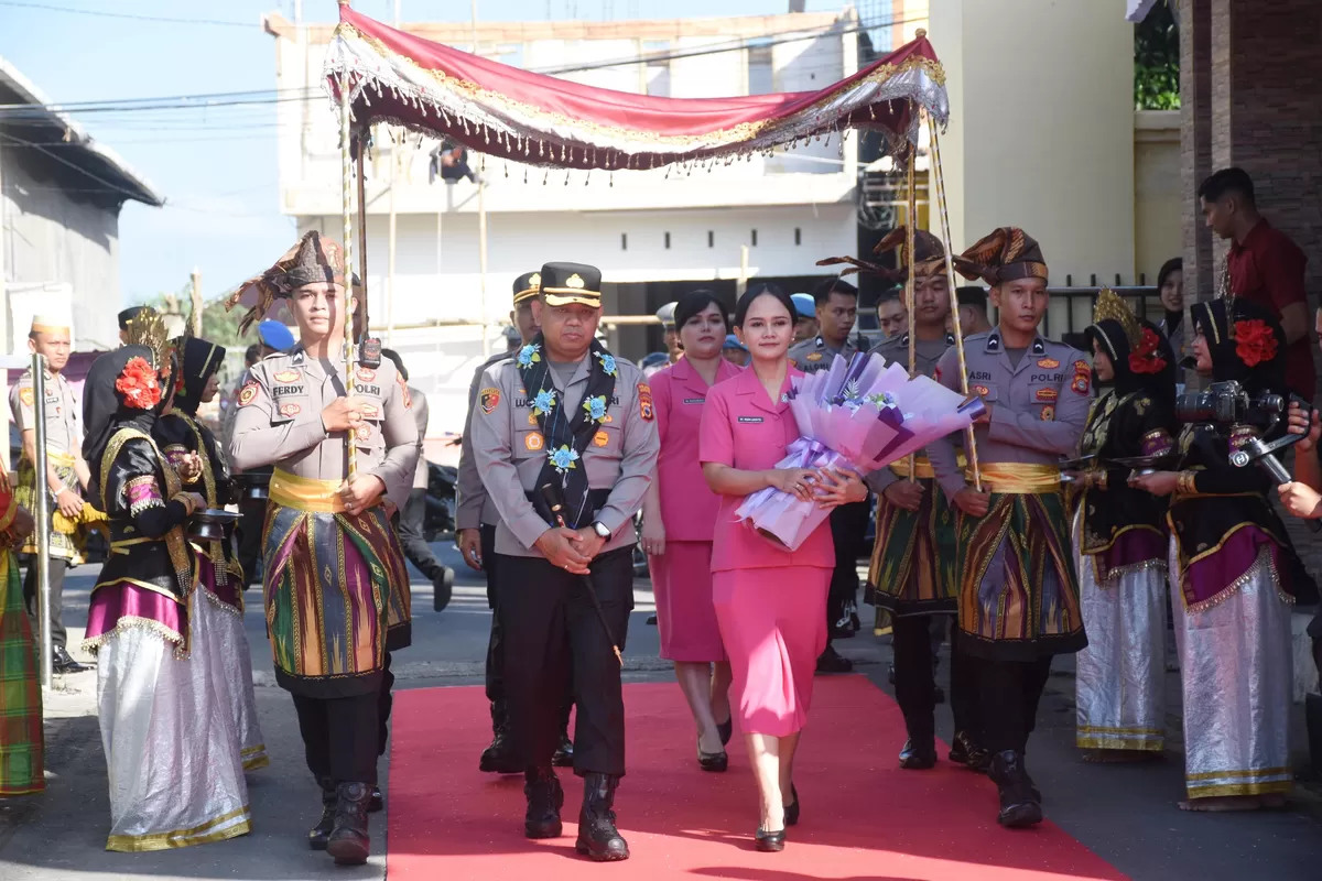 Kapolres Bulukumba AKBP Stephanus Luckyto Andri Wicaksono bersama Ketua Bhayangkari Cabang Bulukumba disambut melalui prosesi Tari Pa'duppa, Angngaru, dan Pedang Pora di Mapolres Bulukumba, Senin (3/8/2026).
