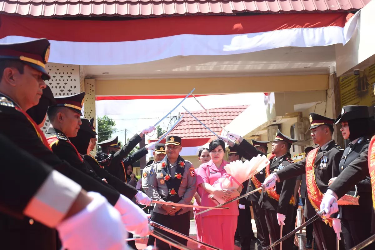 AKBP Restu Wijayanto dan Ny. Ruthi Restu menerima penghormatan terakhir melalui tradisi Gerbang Pora saat Farewell Parade di Mapolres Bulukumba, Senin (3/8/2026).