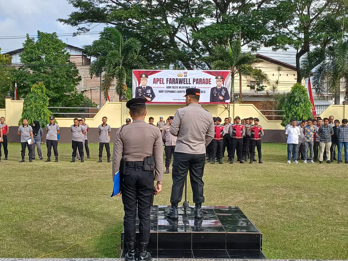 Kapolres Bulukumba AKBP Stephanus Luckyto Andri Wicaksono memberikan arahan kepada seluruh personel saat memimpin apel pagi perdana sebelum melaksanakan kerja bakti membersihkan lingkungan Mapolres Bulukumba.