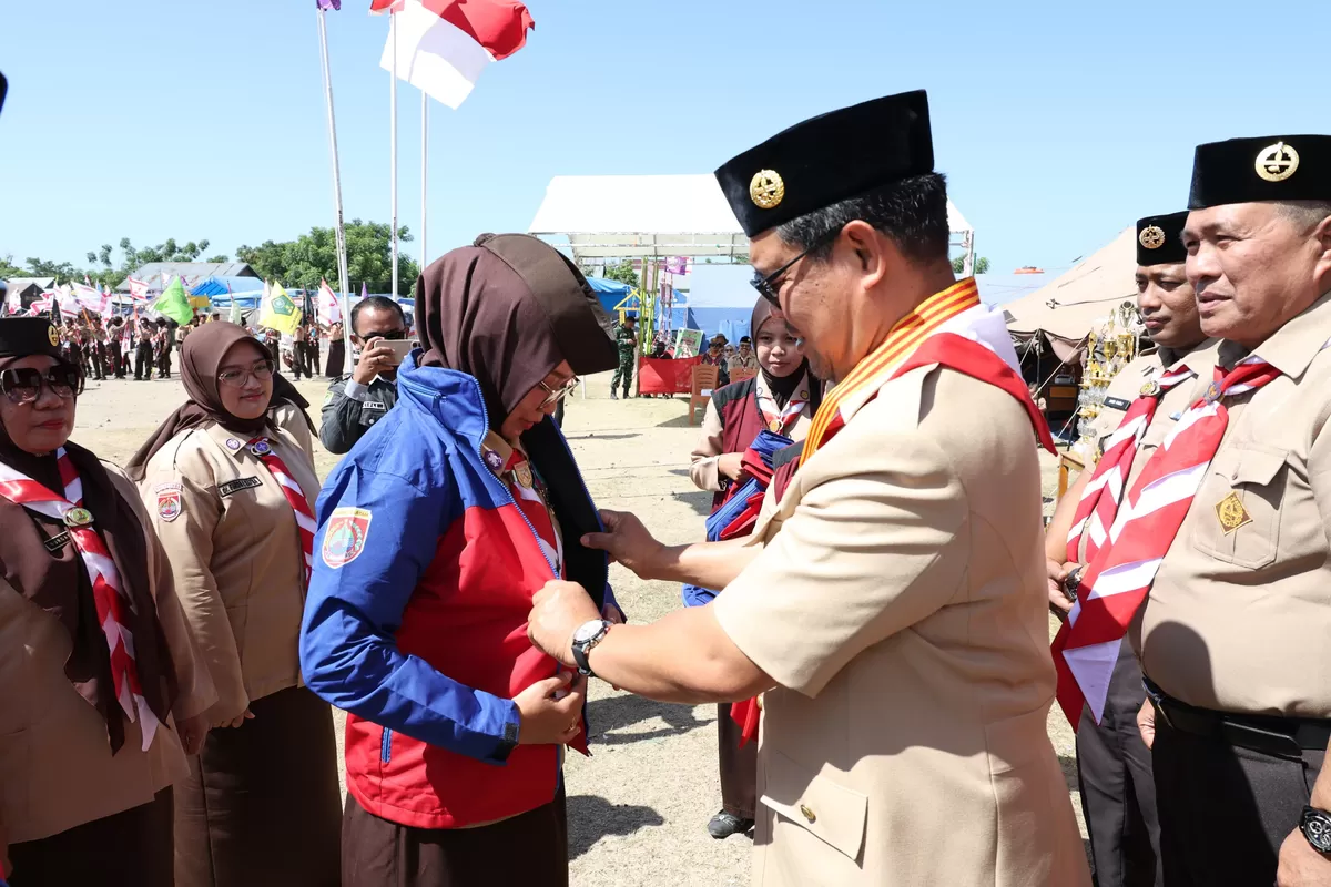 Ketua Kwarcab Bulukumba Andi Edy Manaf memimpin Apel Besar Hari Pramuka 2026, menutup Perkemahan Kwarran Gantarang, melepas kontingen Jamnas XII, serta menyerahkan penghargaan kepada tiga Kwarran terbaik di Kabupaten Bulukumba.