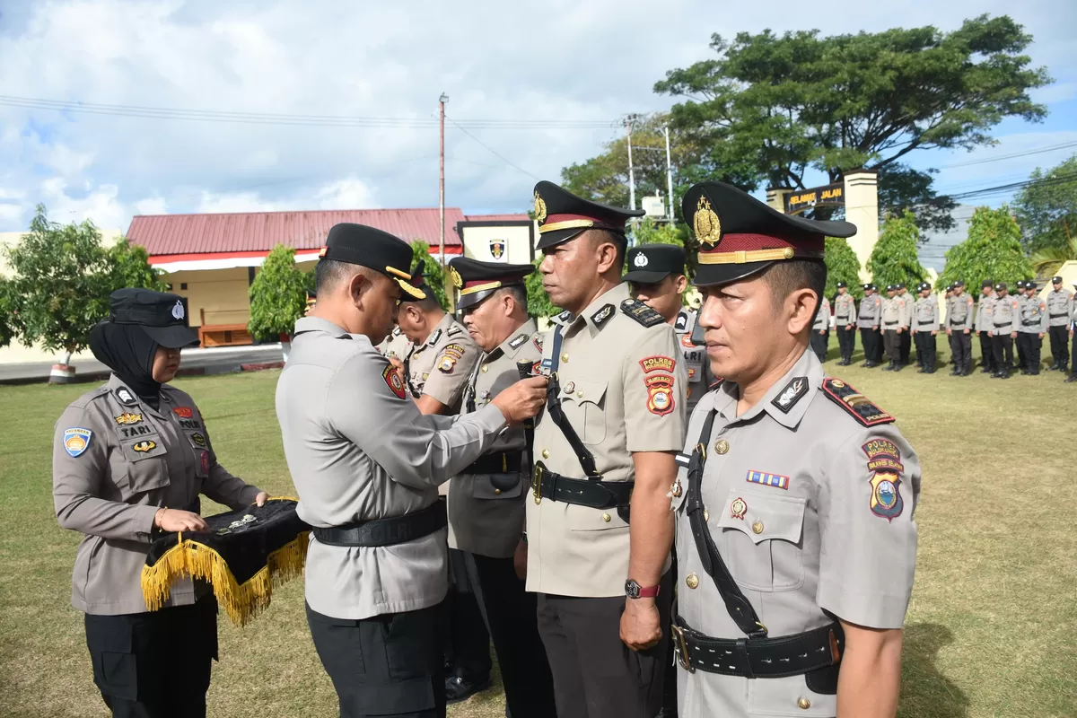 Kapolres Bulukumba AKBP Stephanus Luckyto Andri Wicaksono memimpin upacara Sertijab sejumlah Pejabat Utama, Kapolsek jajaran, serta pelantikan Kasi Humas Polres Bulukumba.
