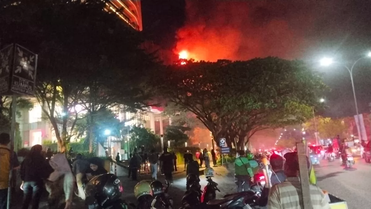 Kebakaran terjadi di kawasan Nipah Mall Makassar, Jalan Urip Sumoharjo, Minggu (9/8/2026) sekitar pukul 22.00 Wita.