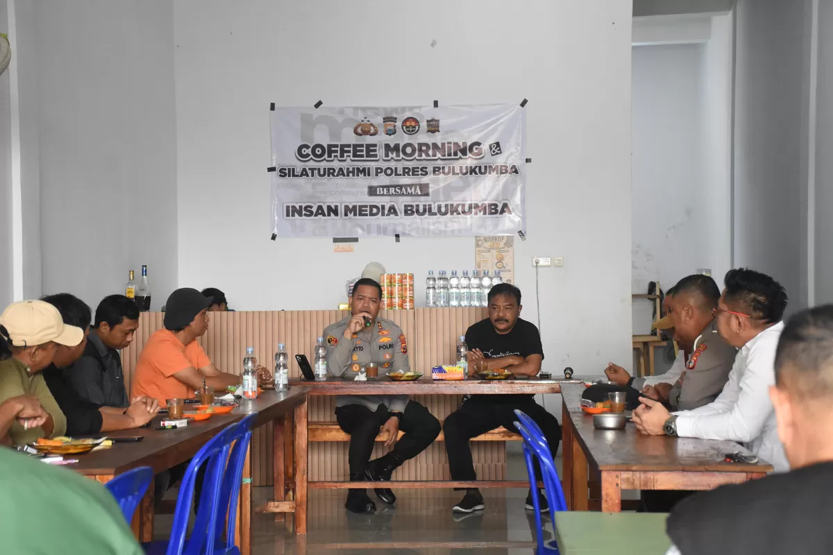 Kapolres Bulukumba AKBP Stephanus Luckyto bersama jajaran Polres Bulukumba dan insan pers dalam kegiatan “Silaturahmi Polres Bulukumba Bersama Insan Media Bulukumba” di Warkop 47, Senin (10/8/2026).
