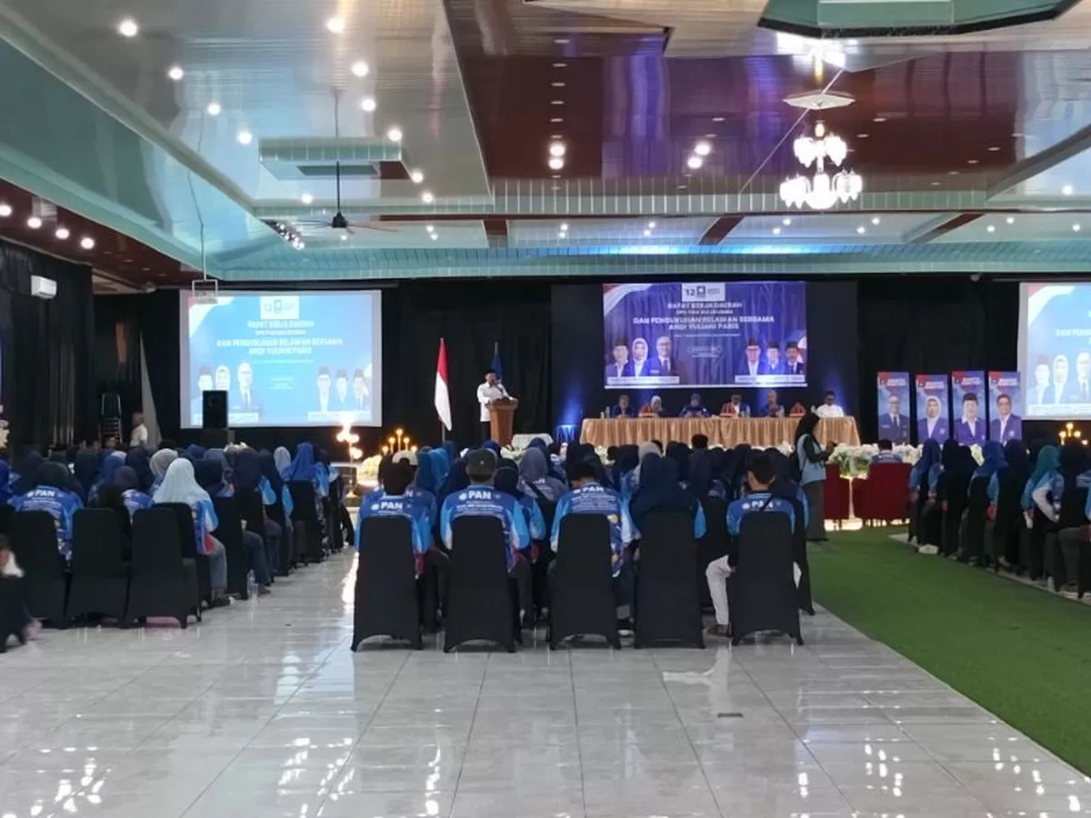 Anggota DPR RI Fraksi PAN Andi Yuliani Paris memberikan arahan kepada pengurus dan relawan PAN Kabupaten Bulukumba dalam kegiatan konsolidasi di Gedung Bersama. 