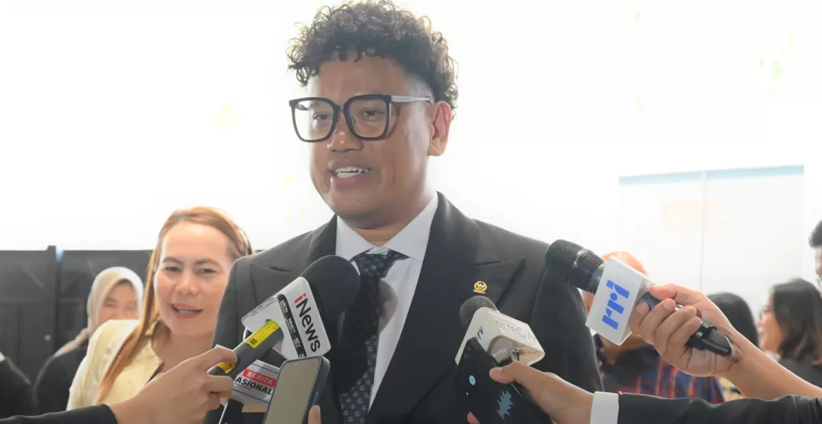 Uya Kuya di Kompleks Parlemen saat menjelaskan sayembara Rp1 juta untuk ungkap pelaku hoaks 750 dapur MBG yang viral di media sosial. (Dok. Dpr.go.id)