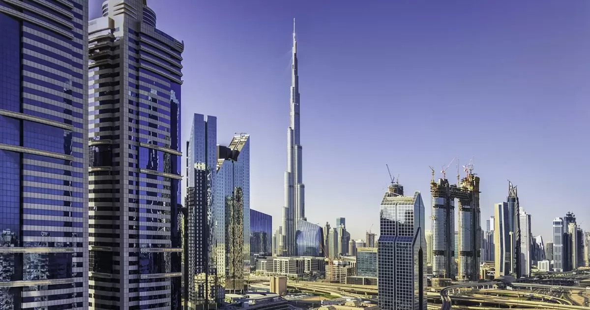 Burj Khalifa (tengah) di Dubai menjadi gedung tertinggi di dunia sejak resmi dibuka pada tahun 2010. (Unsplash/KT)
