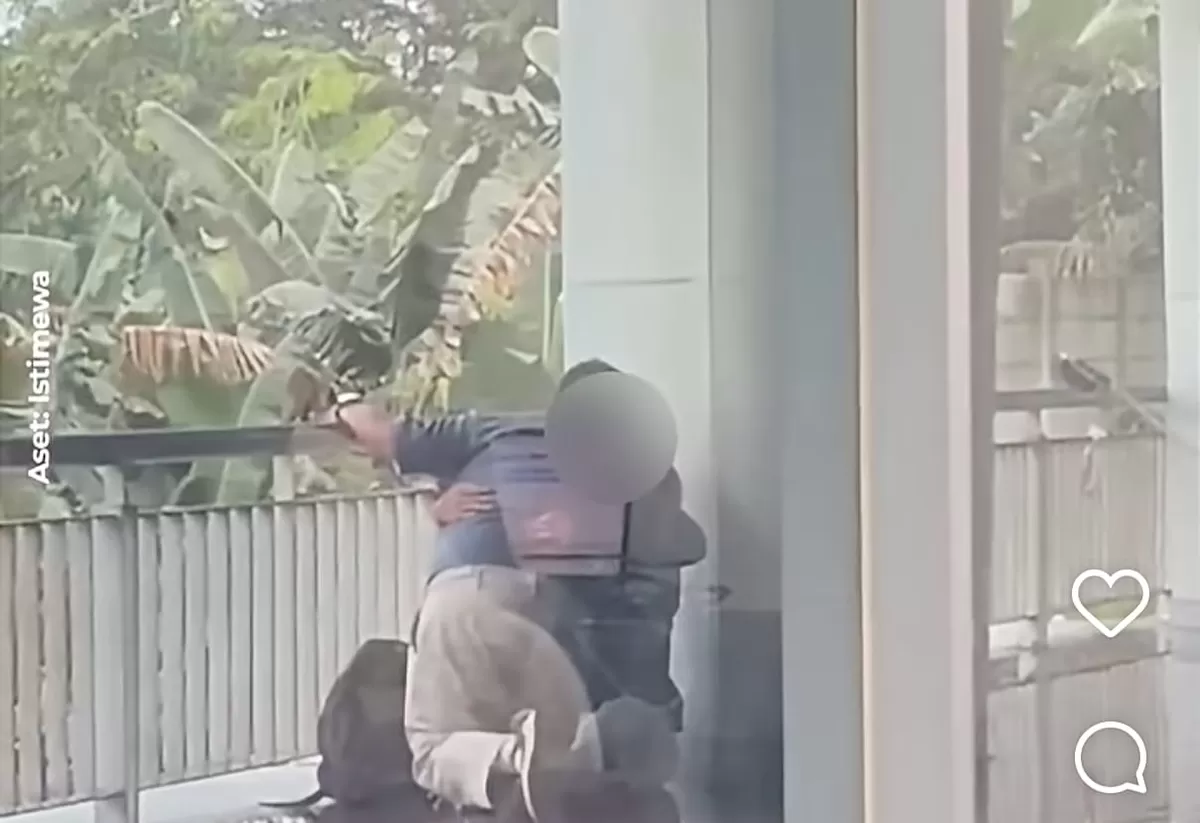 Dua mahasiswa sesama jenis berciuman. (Instagram @kumparan)