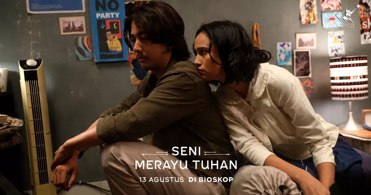 Ari Irham bersama Lutesha dalam film Seni Merayu Tuhan. Ari memaknai "merayu Tuhan" dari hal-hal sederhana seperti selalu mengucap syukur dalam segala hal. (IMDb)