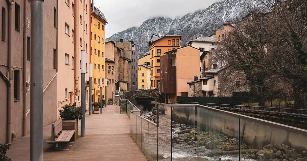 Andorra menempati posisi paling atas daftar negara yang jumlah turisnya lebih banyak daripada warga lokalnya.. (Unsplash/Jossuha Theophile)