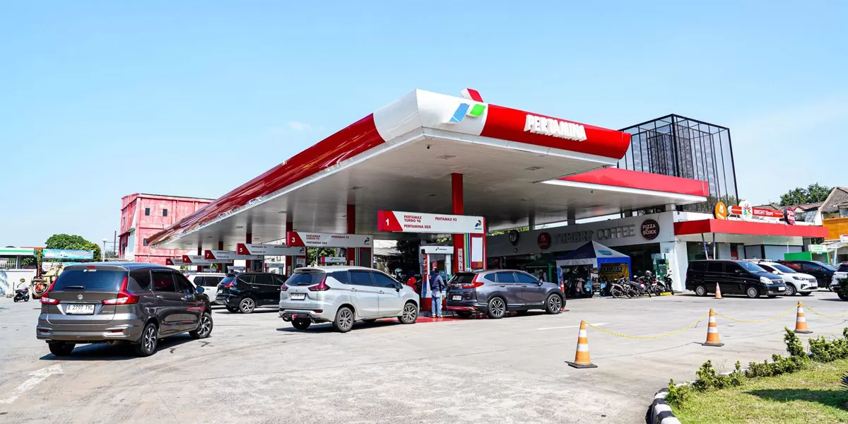 Antrean panjang di SPBU. (suaramerdeka.com / dok)