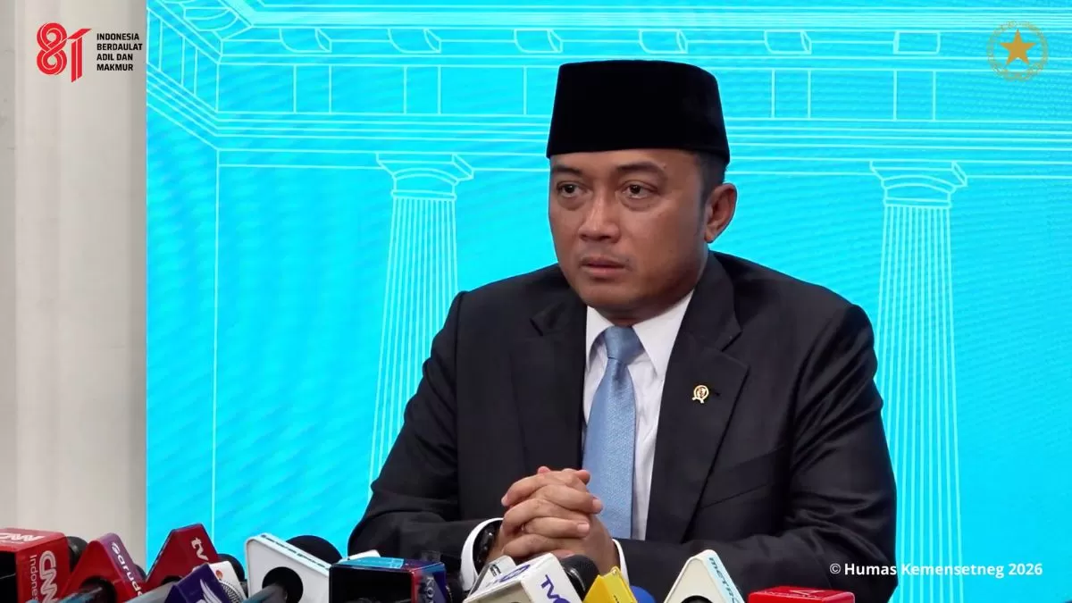 Mensesneg Prasetyo Hadi saat memberikan keterangan terkait pergantian Kepala BGN. (Tangkap layar YouTube/Kemensesneg)