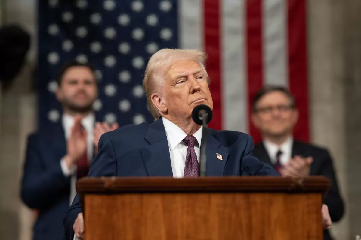 Donald Trump menuntut Iran membayar kompensasi atas kematian tentara AS, termasuk korban serangan di kapal USS Cole. (Foto: X.com/@POTUS)