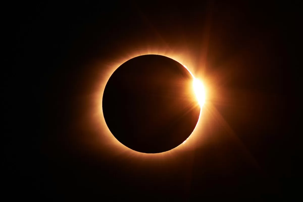 Fenomena langka gerhana matahari total akan terlihat di langit Eropa pada hari ini, Rabu, 12 Agustus 2026. (unsplash.com/@sarahleejs)  &nbsp;