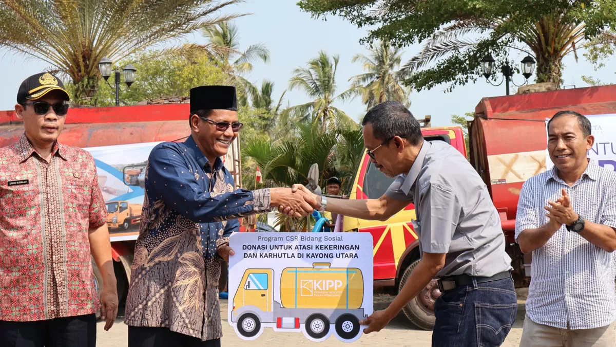 Perwakilan Kawasan Industri Pulau Penebang Dev Herinda menyerahkan secara simbolis bantuan pompa kepada Wakil Bupati Kayong Utara Amru Chanwari di Sukadana. (suaramerdeka.com / dok KIPP)