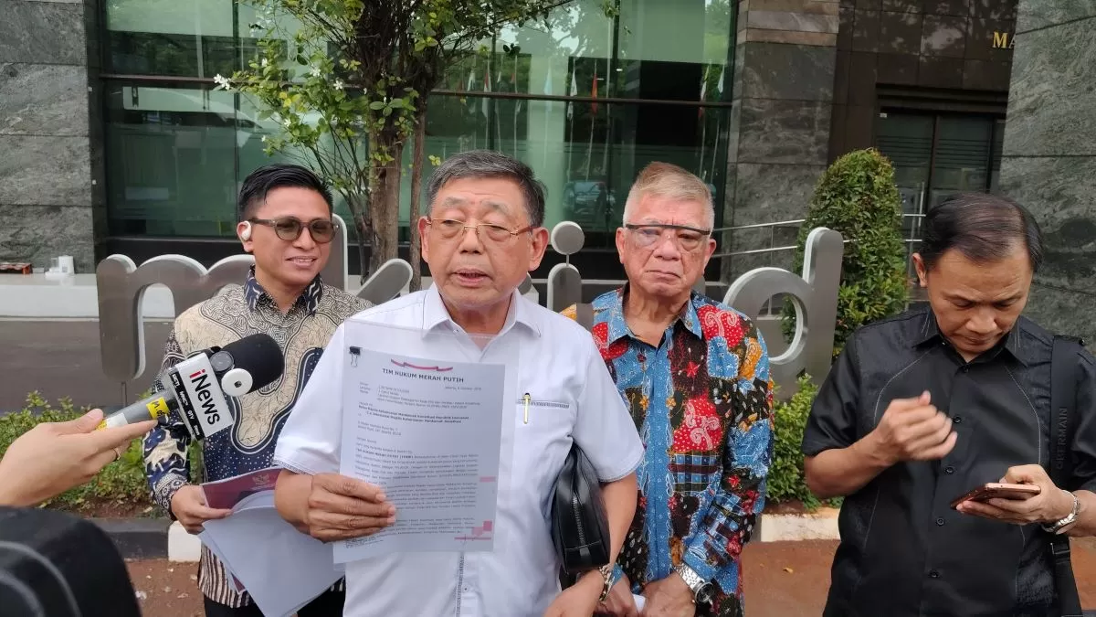 Koordinator Tim Hukum Merah Putih C Suhadi saat berada di Gedung Mahkamah Konstitusi pada Kamis (8/10/2026) siang (suaramerdeka.com/Didi Saputro)