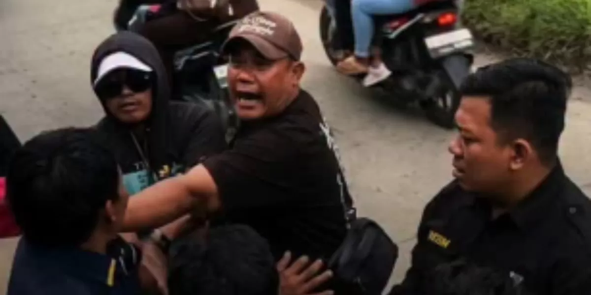 Foto Menyoroti insiden sopir bus pariwisata yang berseteru dengan penumpang bus lain di Jalan Lingkar Selatan, Cilegon, Banten. (Instagram.com/@dylanalfarezel20)