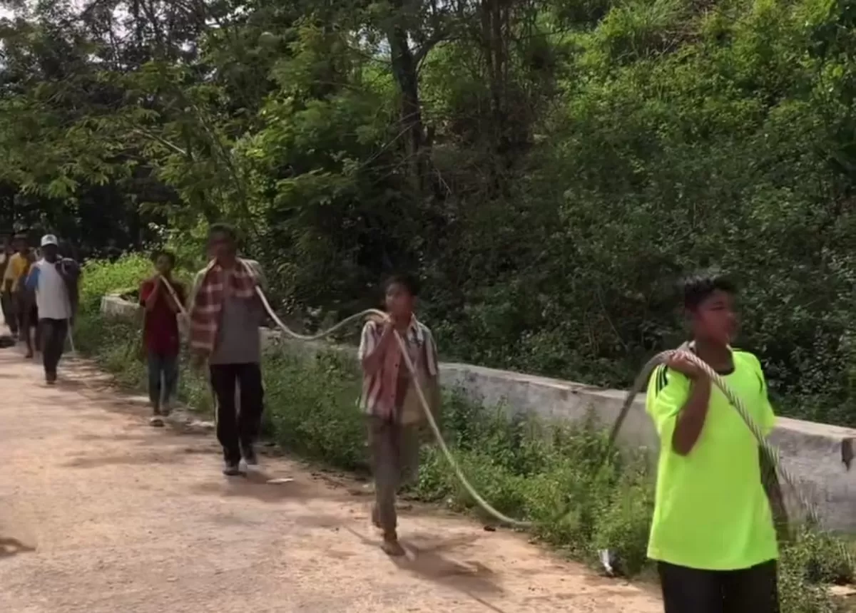 Gotong royong warga Desa Jamat di Aceh Tengah agar terhubung dengan Desa Reje Payung yang terisolir. (Instagram/serta_lia_gali)