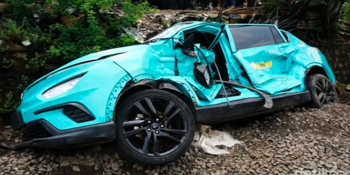 Salah satu taksi Green SM yang tertemper KRL (Dok. Promedia)