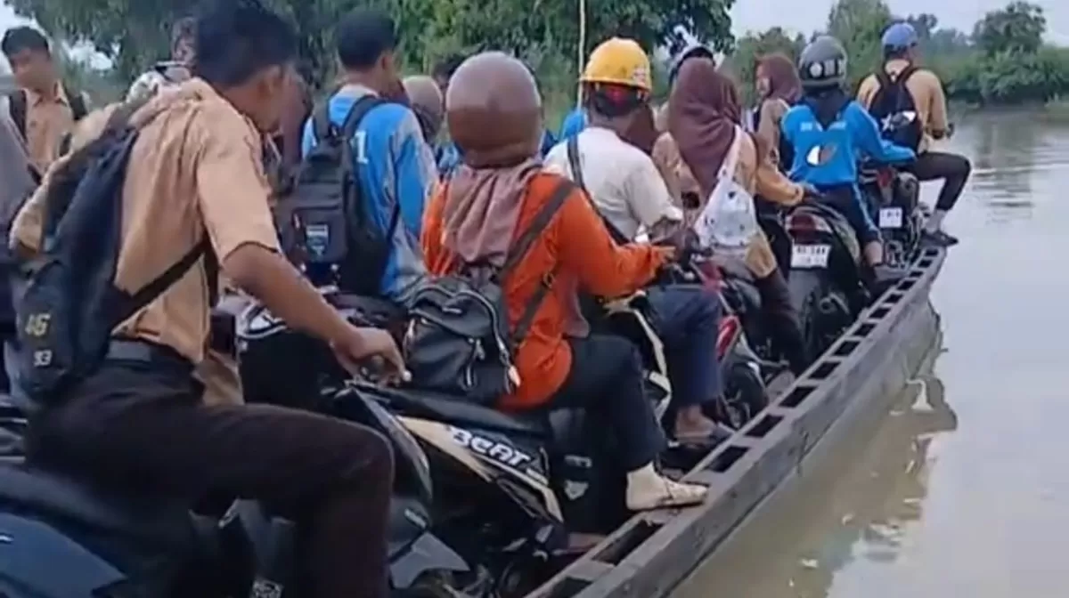 Kondisi memprihatinkan akses penyeberangan di Desa Kali Pasir, Way Bungur, Lampung Timur yang viral. (TikTok/president_angler_liar)