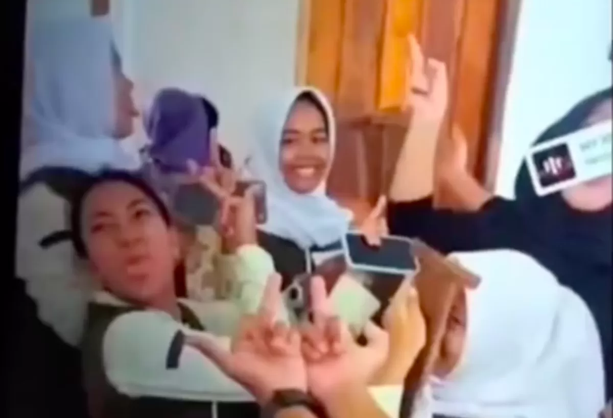 Viral video siswa SMAN 1 Purwakarta beri gestur tak pantas pada guru.  (TikTok/topandm)