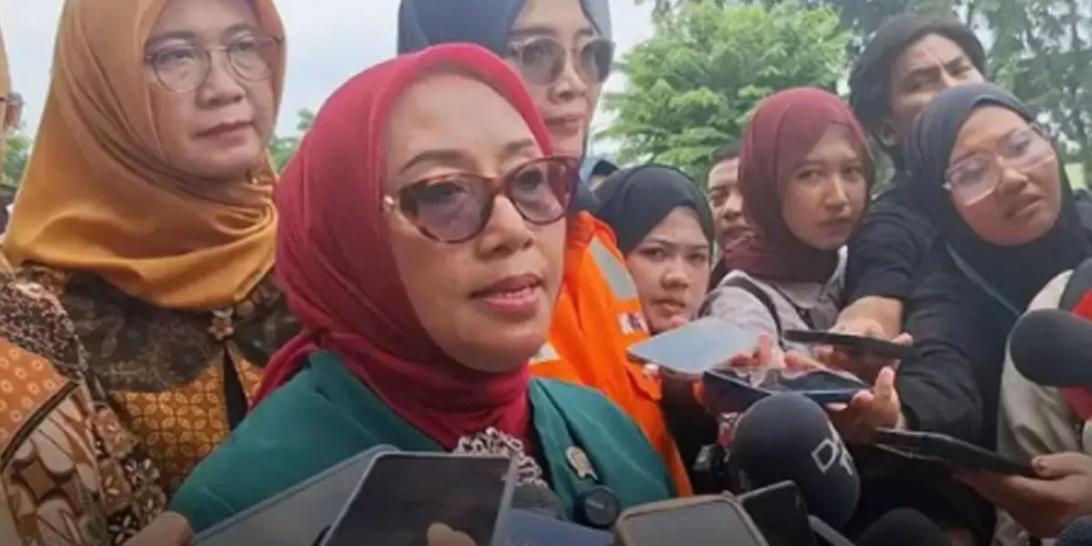Menteri PPPA Arifah Fauzi tuai kritikan usai mengusulkan pemindahan gerbong perempuan ke bagian tengah rangkaian. (istimewa)