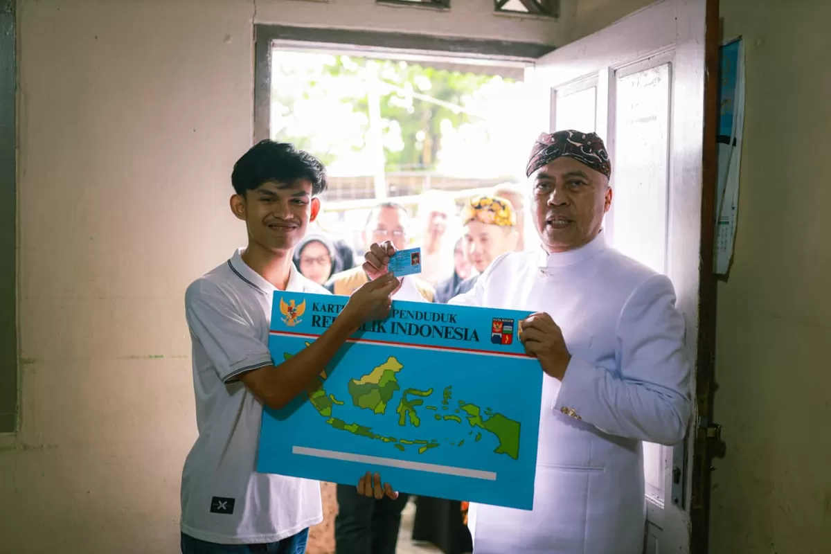 Sekda Denny Mulyadi Antar Langsung KTP Pemula dan Dokumen Kependudukan ke Rumah Warga. (Dok. Pemkot Bogor)