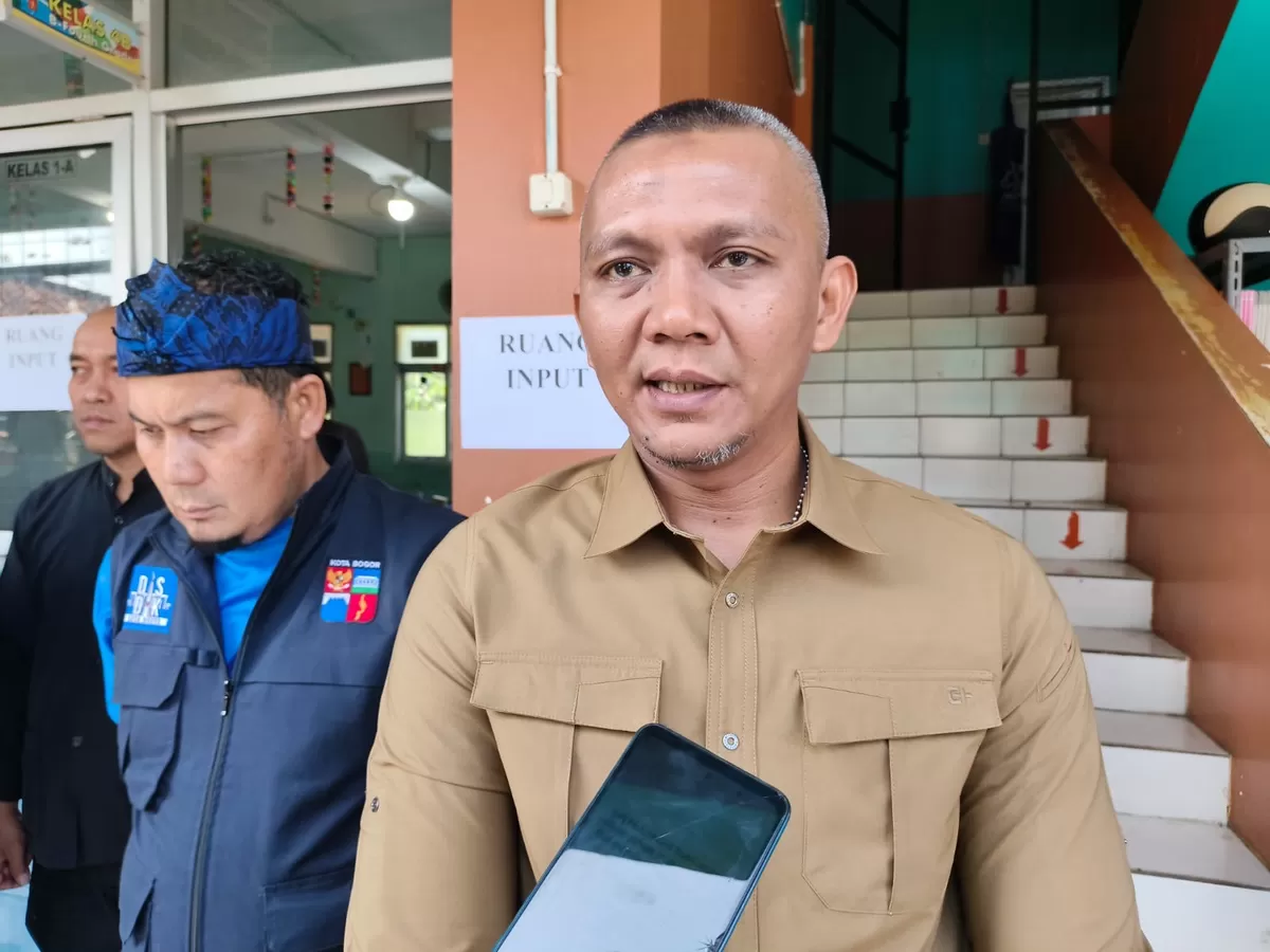 Wakil Wali Kota Bogor, Jenal Mutaqin, saat meninjau proyek pembangunan ruang kelas baru (RKB) SDN Pakuan, Kamis, 11 Juni 2026. (Taufik - metrobogor.id)