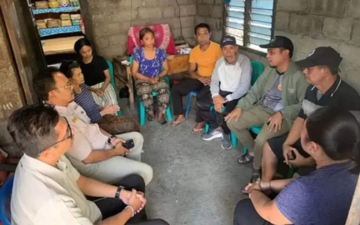 Istri KD mengungkapkan suaminya telah tiga hari tidak pulang demi mencari nafkah sebelum akhirnya meninggal dunia akibat pengeroyokan massa di Tabanan, Bali.
