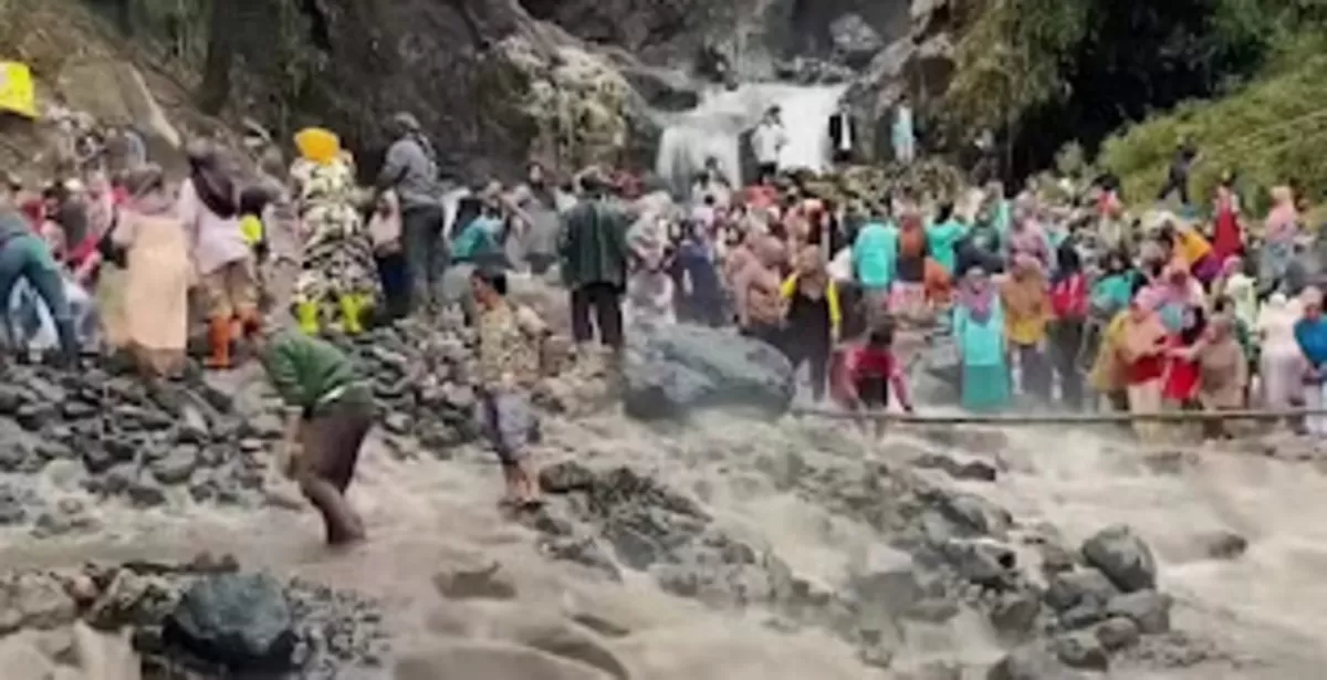 Warga kerja bakti di Pancuran 13 Guci, Tegal pascabanjir Januari 2026. (Instagram/infowisataguciofficial)