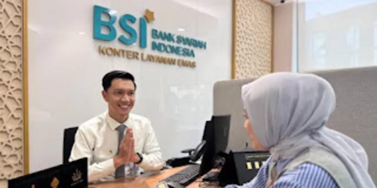 Petugas melayani nasabah di kantor PT Bank Syariah Indonesia (BSI). BSI memastikan seluruh layanan operasional tetap berjalan normal di tengah proses hukum yang sedang berlangsung. (Dok. BSI)