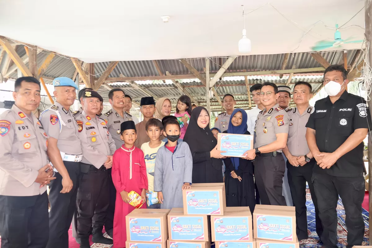 HUT Humas Polri ke-75, Polres Pelalawan Salurkan 10 Paket Sembako ke ...