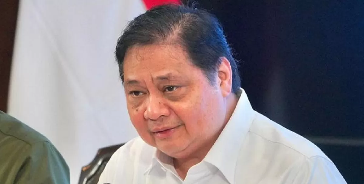 Menko Perekonomian Airlangga Hartarto menjelaskan faktor pelemahan rupiah yang menembus level Rp17.706 per Dolar AS di tengah lonjakan permintaan valuta asing. (Facebook.com @Airlangga Hartarto)