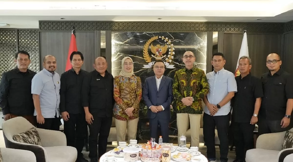 Wakil Ketua DPR RI Sufmi Dasco Ahmad bersama Komisi VI DPR RI menerima aspirasi pekerja PT Sinergi Gula Nusantara yang berujung pada kesepakatan bersama, sehingga rencana aksi demonstrasi pekerja resmi dibatalkan. (Dok. DPR RI)