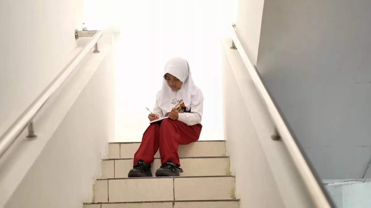 Orang tua haru anak diterima Sekolah Rakyat, kini sekolah gratis, makan 3 kali sehari, tinggal di asrama dengan fasilitas lengkap. (Bakom RI)