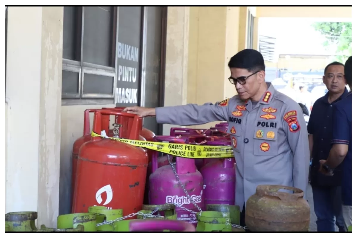 Polresta Banyuwangi berhasil membongkar dua sindikat pengoplosan gas LPG di Kecamatan Bangorejo dan Muncar. Empat tersangka diamankan, negara dirugikan lebih dari setengah miliar rupiah. Gas subsidi 3 kg dioplos ke tabung 12 kg dan 50 kg menggunakan segel palsu yang dibeli secara online.