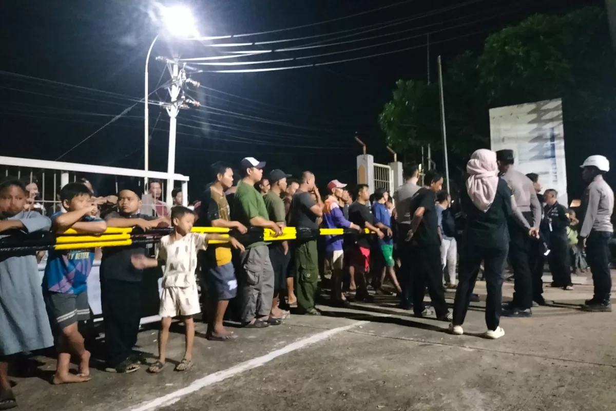 Area PLTU Ketapang yang dijaga ketat aparat usai insiden kecelakaan kerja 21 Januari 2026, memicu pertanyaan publik soal keterbukaan informasi dan audit keselamatan kerja. (Dok. Beritaketapang.com)