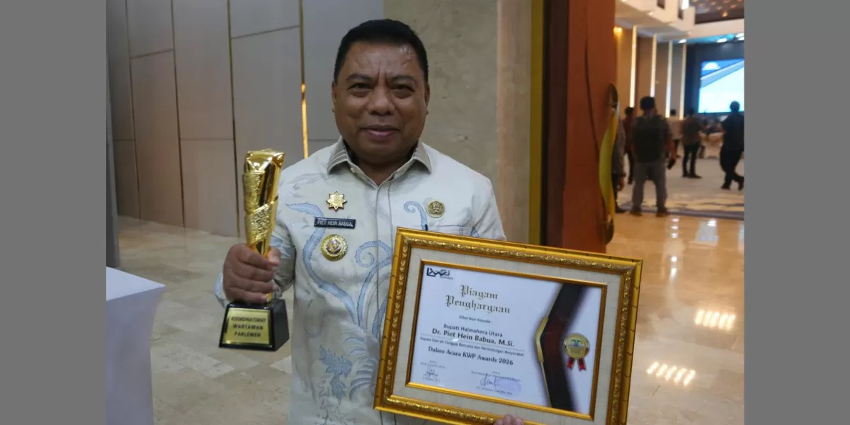 Bupati Halmahera Utara, Piet Hein Babua, meraih penghargaan dalam ajang KWP Award 2026. (Istimewa)