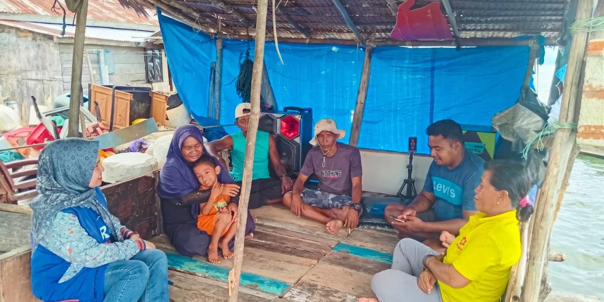 Eka Fitriyani Wulandari (baju biru), Mantri BRI Unit Salakan, yang setiap hari rela menempuh perjalanan tersebut untuk bertemu nasabahnya. (BRI)