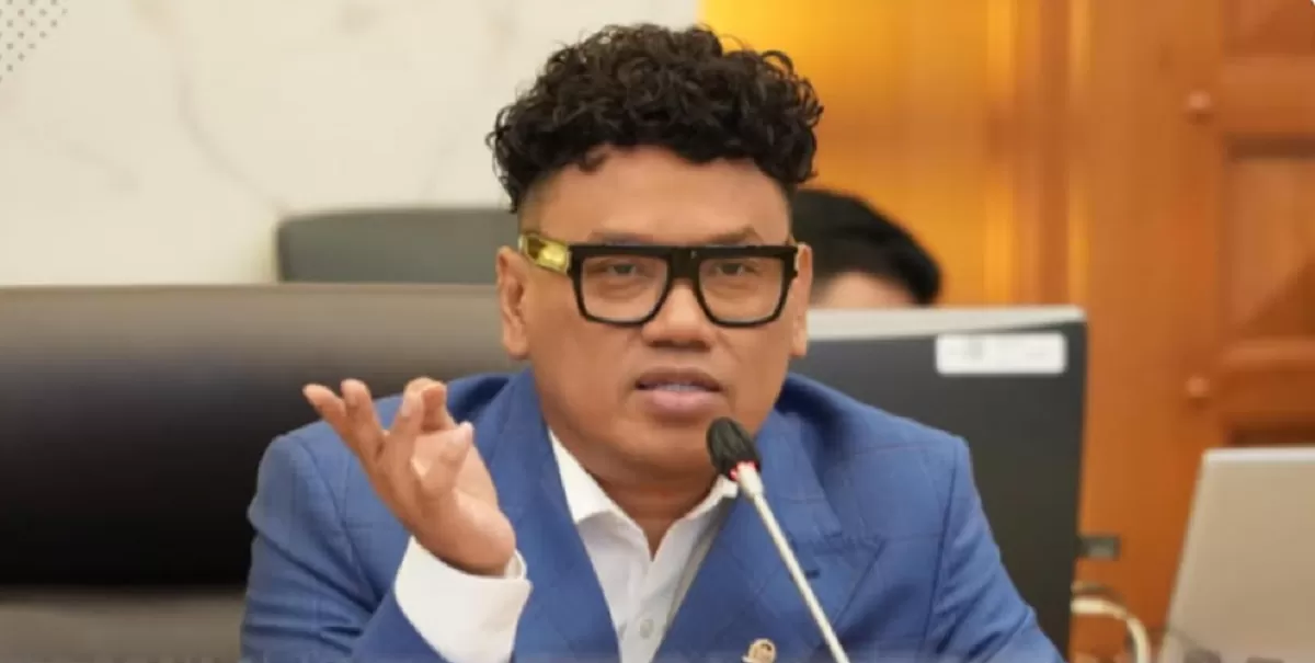 Uya Kuya di Kompleks Parlemen saat menjelaskan sayembara Rp1 juta untuk ungkap pelaku hoaks 750 dapur MBG yang viral di media sosial.  (Instagram.com @king_uyakuya)