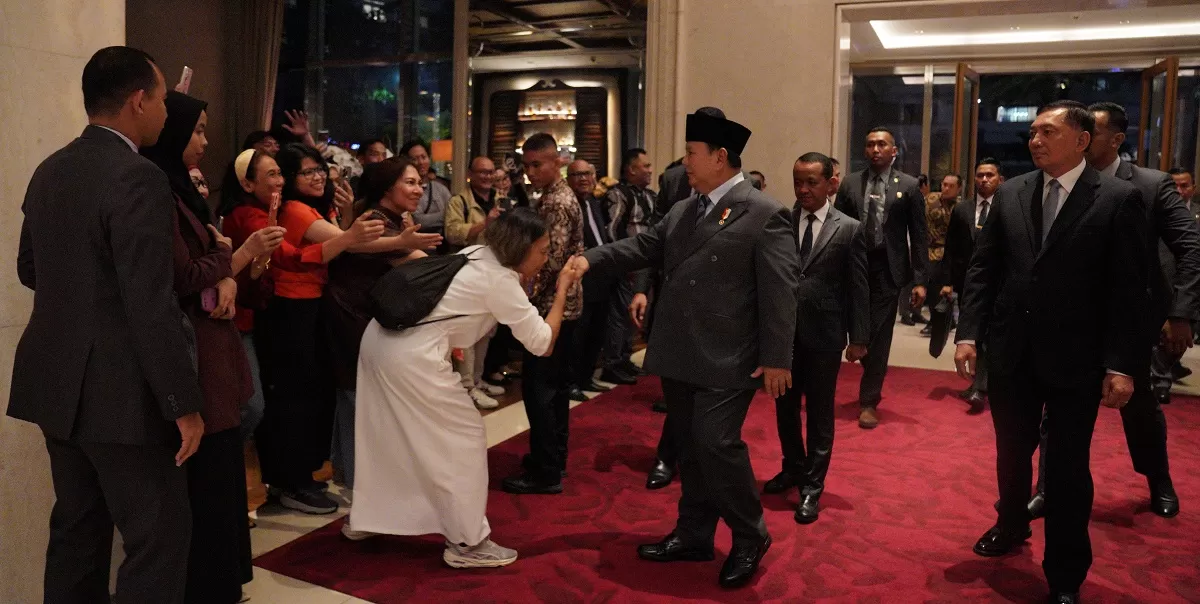 Momen kehadiran Prabowo di pernikahan El Rumi dan Syifa Hadju menjadi sorotan publik, menampilkan hubungan persahabatan dengan Ahmad Dhani di acara penuh kebahagiaan . (Dok. Bakom RI)