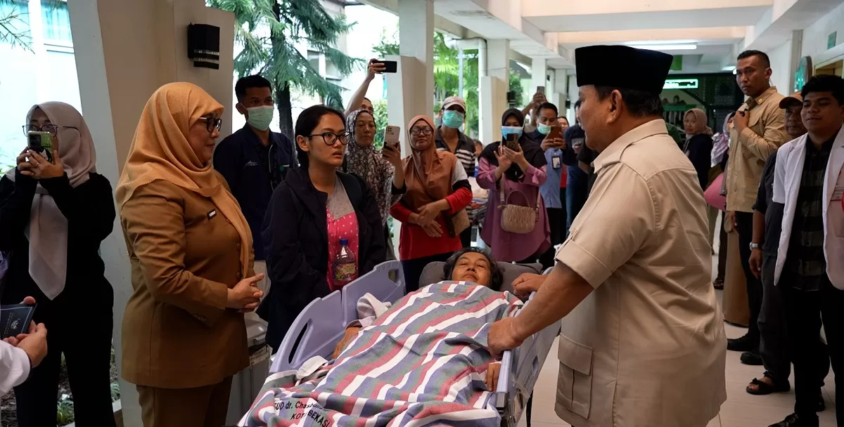 Presiden Prabowo Subianto menjenguk korban kecelakaan kereta di RSUD Kota Bekasi dan memastikan penanganan maksimal dilakukan. (Dok. Bakom RI)